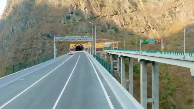 Çin'de Dağları Aşan Mühendislik Harikası Otoyol