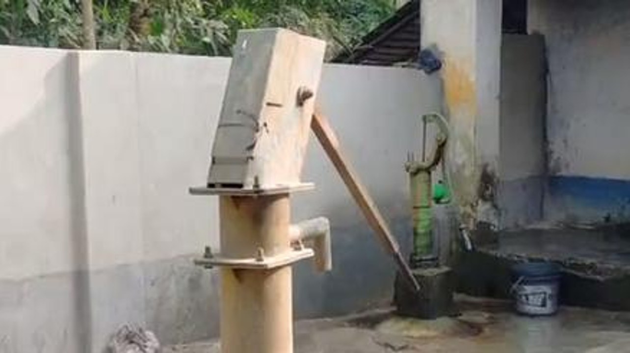 উঃ দিনাজপুর: টিউবওয়েল বিকল,পেটে যাচ্ছে আয়রন সমস্যায় ছাত্রছাত্রীরা