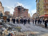 Malatya'da ağır hasarlı 6 katlı bina kendiliğinden çöktü! Ekipler arama kurtarma çalışması başlattı