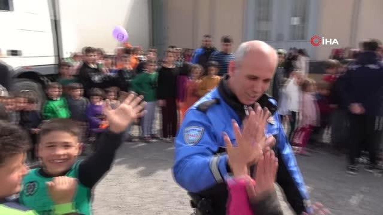 Polis ekipleri depremzede kadınların 'Kadınlar gününü' kutladı