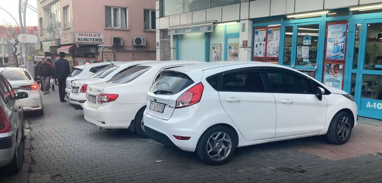 Park halindeki araçların üzerine çöp döküp, metalle çizdi; o anlar kamerada