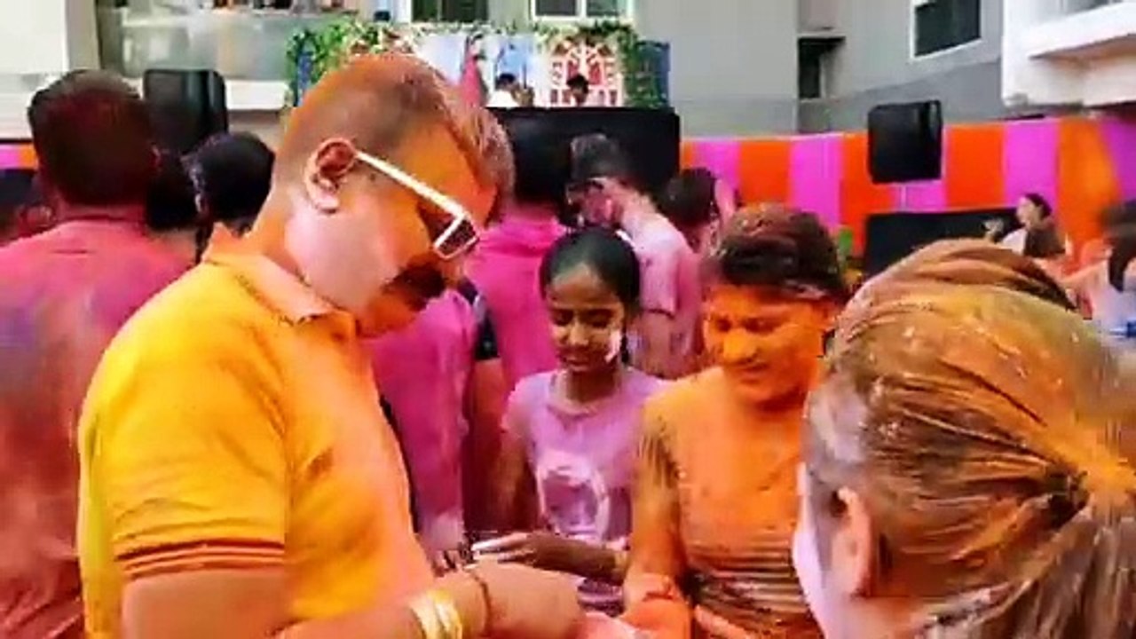 होली के रंगों में रंगा महानगर, खूब उड़ा अबीर गुलाल