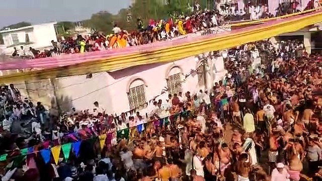 हदीरा मैदान में चमड़े की डोलची से बरसाए रंग, देखने उमड़े हजारों लोग