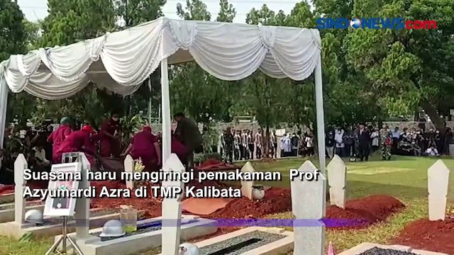 Suasana Haru Iringi Pemakaman Prof Azra di TMP Kalibata
