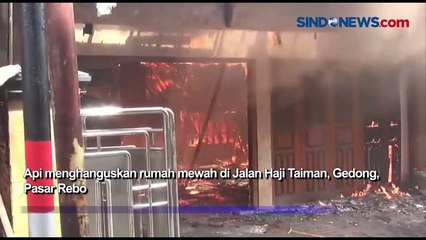 Rumah Mewah Terbakar di Pasar Rebo, 10 Mobil Pemadam Terjun ke Lokasi