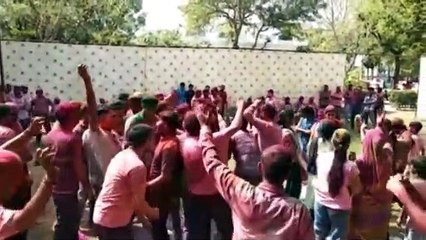 बुराई का प्रतीक होलिका का किया दहन: रंग व गुलाल से जमकर खेली होली