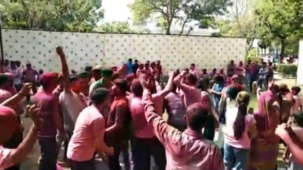बुराई का प्रतीक होलिका का किया दहन: रंग व गुलाल से जमकर खेली होली