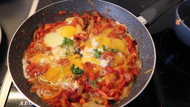 IWD: Model born with no arms can apply a full face of make-up with her FEET