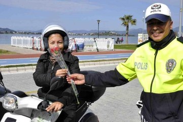 Fethiye'de polis ekipleri kadınların gününü kutladı