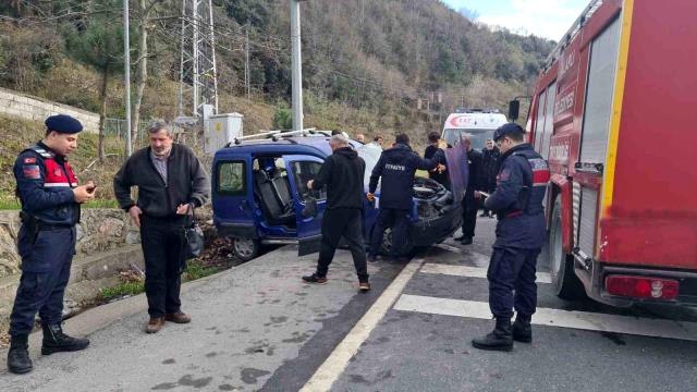 Otomobilde sıkışan yaralıları kurtarmak için zamanla yarıştılar