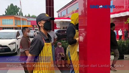 Melaju Terlalu Kencang, Minibus Nyaris Terjun dari Lantai 2 Parkir