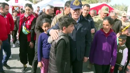 Bakan Hulusi Akar depremzedelerle buluştu