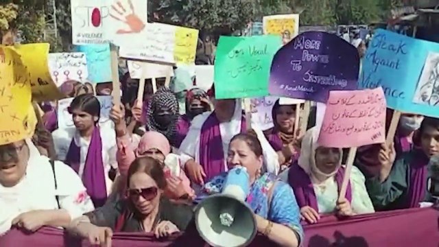 Mulheres protestam por direitos ameaçados em todo o mundo