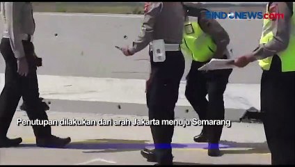 Video herunterladen: Polisi Olah TKP Kecelakaan Beruntun, Tol Brebes Tutup Sementara