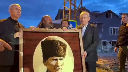 Bir depremzede, yıkılan evinden çıkardığı Atatürk portresini asacak yeri olmadığı için Kılıçdaroğlu'na emanet etti
