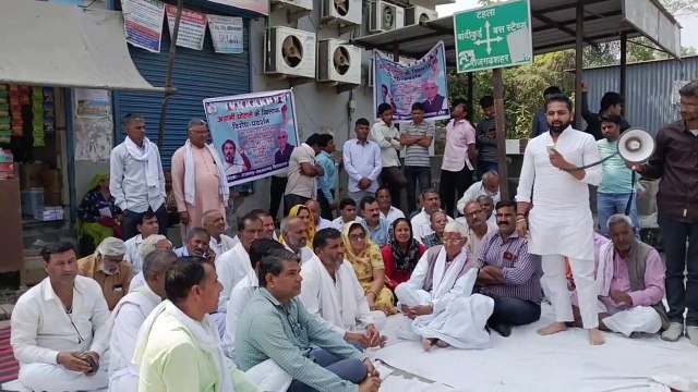 विधायक के नेतृत्व में कांग्रेस कार्यकर्ताओं ने किया धरना प्रदर्शन