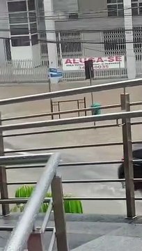 Chuva intensa causa alagamentos em Joinville e ruas ficam parecendo rios