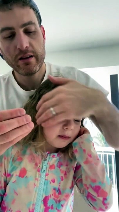 Adorable dad & daughter conversation caught on camera