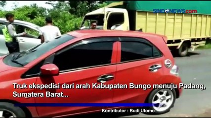 Nyalip saat Tanjakan, Truk Hantam Minibus di Jambi