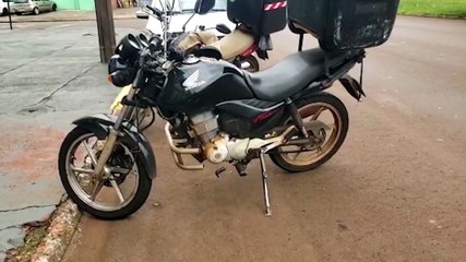 Jovem fratura a perna após bater moto contra Range Rover