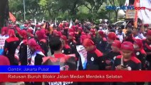 Ratusan Buruh Blokir Jalan Medan Merdeka Selatan