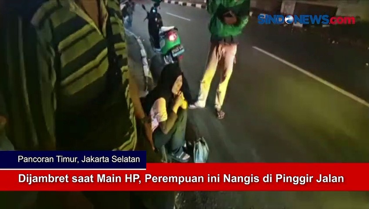 Dijambret saat Main HP, Perempuan ini Nangis di Pinggir Jalan