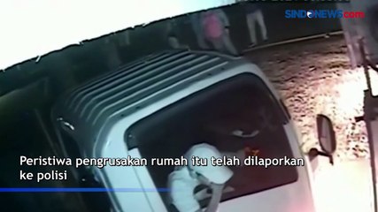 Sekelompok Orang Rusak Rumah Warga dengan Alat Berat di Bandar Lampung