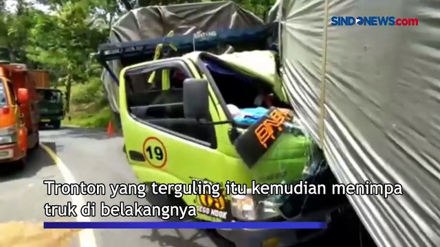 Tak Kuat Menanjak, Tronton Mundur Tabrak Warung dan Timpa Truk di Tanjakan Kalimalang