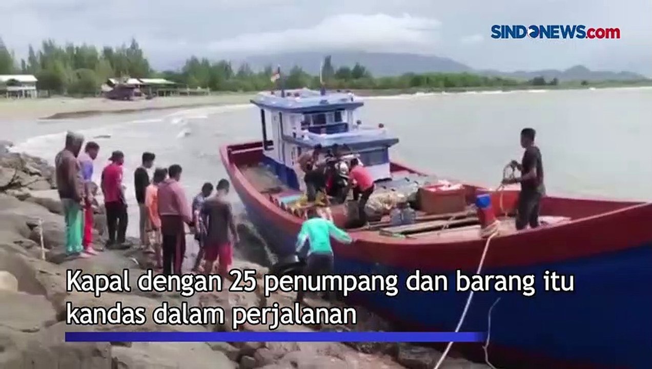 Kapal Angkut 25 Penumpang Kandas Diterjang Ombak di Aceh