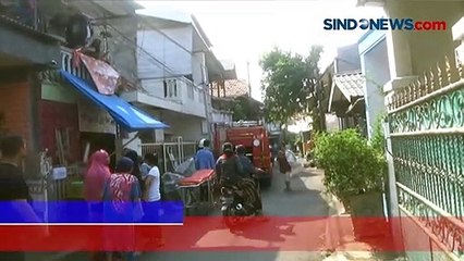 Seorang Lansia Dievakuasi Petugas Damkar dari Lantai 2 Rumah