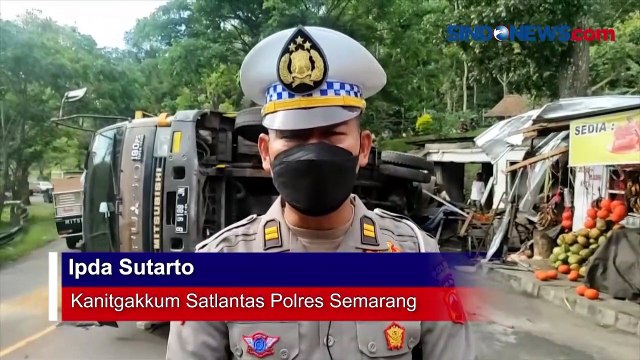 Kelebihan Muatan, Sebuah Truk Tronton Terguling di Jawa Tengah