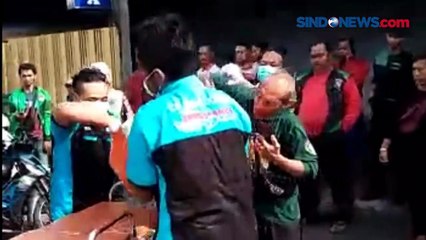 Télécharger la video: Berusaha Mendahului Bus, Pengendara Motor Tersenggol Kendaraan Lain dan Tewas Terlindas Bus