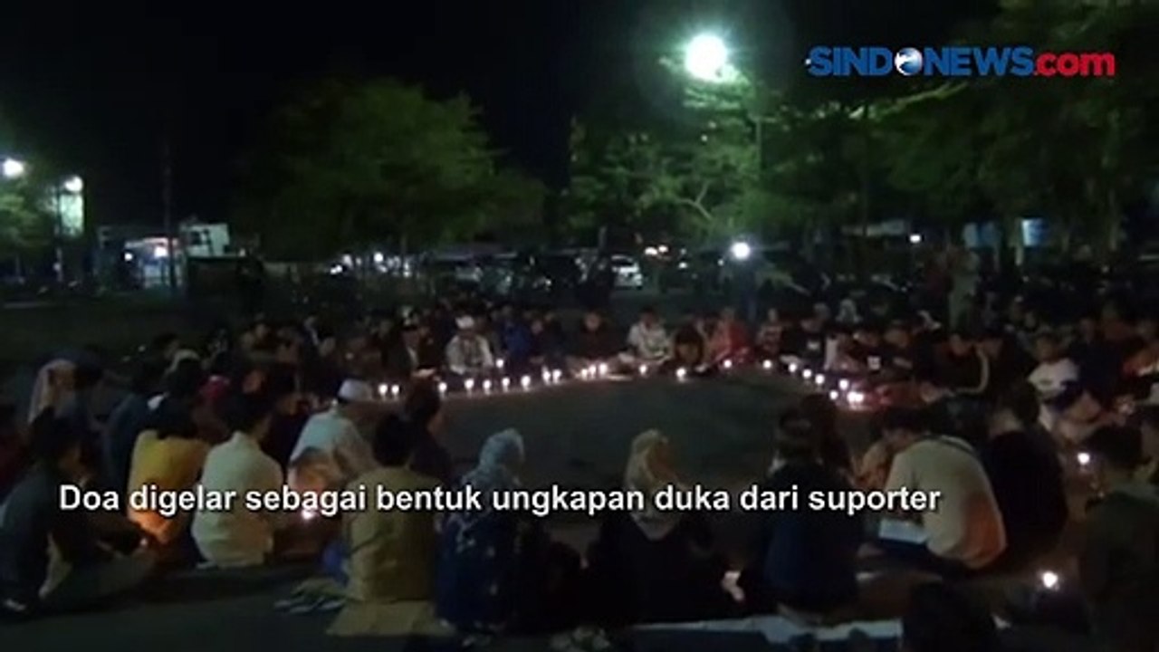 Aremania Gelar Doa Bersama di Depan Stadion Kanjuruhan