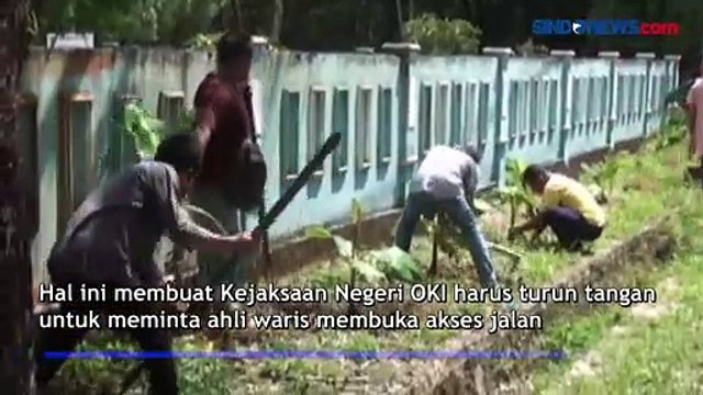 Akses ke Sekolah Diblokir, Guru Panjat Pagar Sekolah