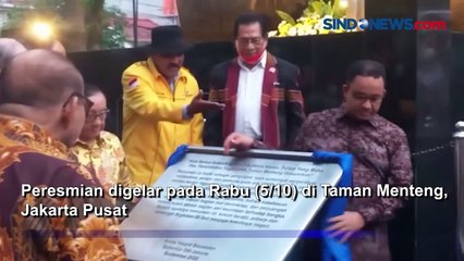 Anies Baswedan Dapat Piagam saat Resmikan Relokasi Monumen Tritura 66