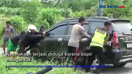 Diduga Sopir Mengantuk, Minibus Terjun ke Sungai di Jambi