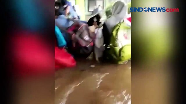 Hujan Deras di Jakarta Selatan, Tembok Madrasah Roboh