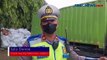 Truk Ekspedisi Barang Terguling Hantam Separator Busway di Jatinegara
