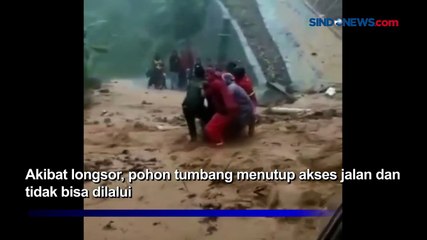 Скачать видео: Hujan Lebat Sebabkan Banjir dan Longsor, Akses Jalan di Loji Putus