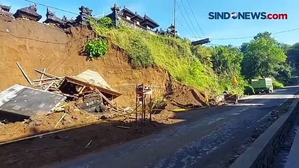 Video herunterladen: Bangunan Pura di Karangasem Roboh Diterjang Longsor, Begini Kondisinya