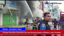 Petugas Kesulitan Padamkan Api saat Gudang Sepatu di Medan Ludes Terbakar