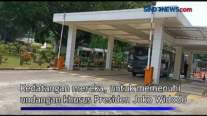Tanpa Topi dan Tongkat Hanya Bawa Buku Catatan, Ratusan Perwira Polri Tiba di Istana