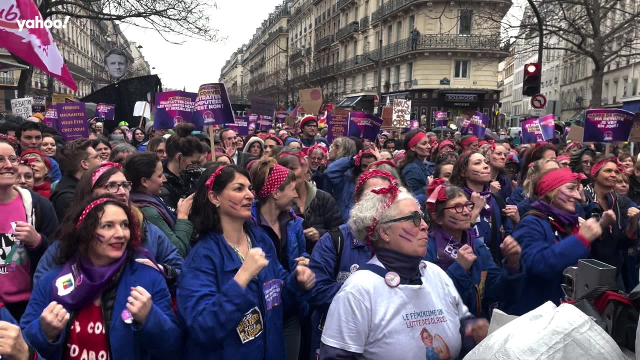 "Premières de corvée" : des manifestantes chantent et dansent contre les inégalités femmes-hommes