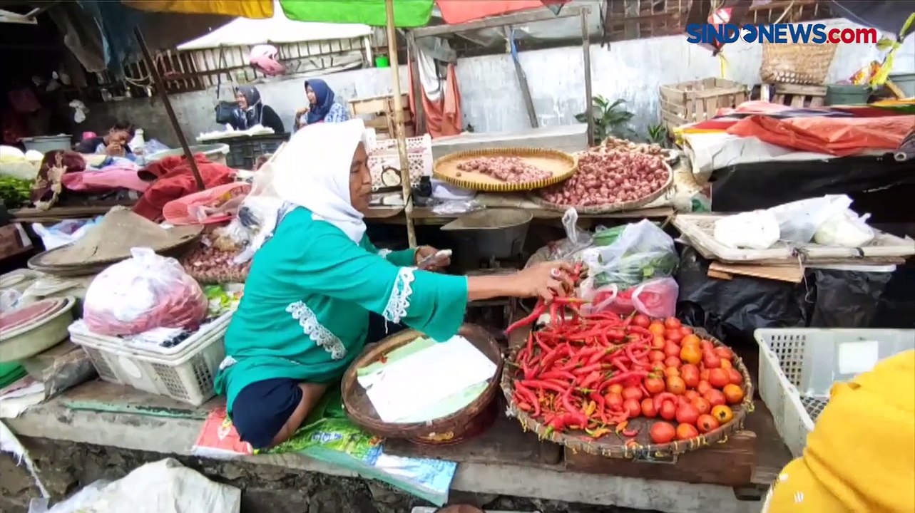 Ekstrem! Begini Penampakan Pasar Dupak yang Terletak Persis di Pinggir Rel