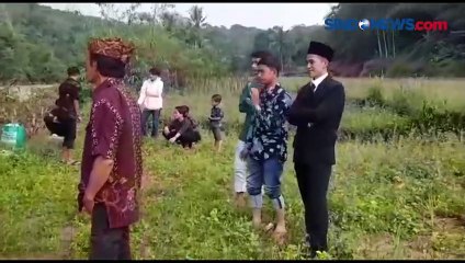 Demi ke Lokasi Pernikahan, Rombongan Pengantar Pengantin Sebrangi Sungai Naik Rakit