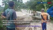 Warga Bojonegoro Bangun Jembatan Darurat Pasca Jembatan Putus akibat Longsor