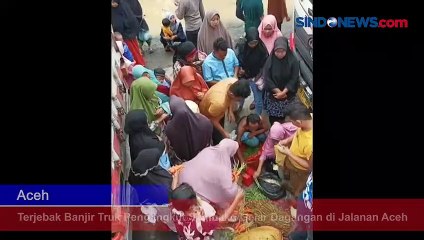 Terjebak Banjir Truk Pengangkut Sembako Gelar Dagangan di Jalanan Aceh