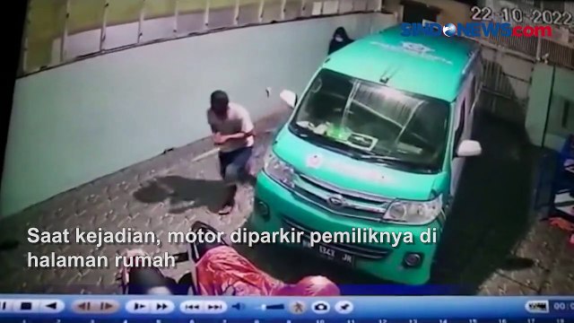 Maling Bersebo Terekam CCTV Gasak Motor di Deliserdang