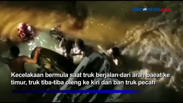 Satu Orang Tewas Dalam Kecelakaan Tunggal Truk Tronton Terjun ke Sungai