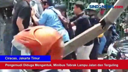 Pengemudi Diduga Mengantuk, Minibus Tabrak Lampu Jalan dan Terguling
